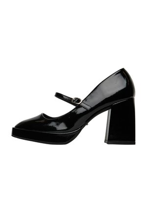 Chaussures Mary Jane en cuir verni noir avec un bout arrondi, une bride à la cheville et un talon épais, présentant une texture lisse et un design à plateforme.