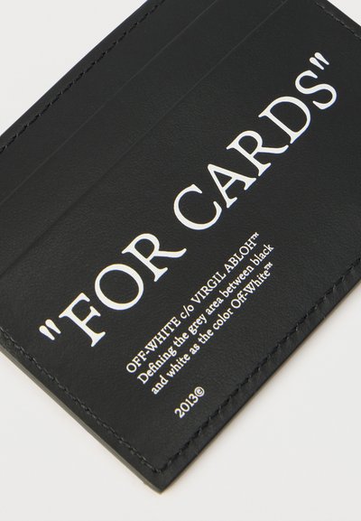Μαύρο δερμάτινο πορτοφόλι καρτών με λευκό κείμενο "FOR CARDS" και λεπτομέρειες της μάρκας Off-White ανάγλυφα στην πρόσοψη.