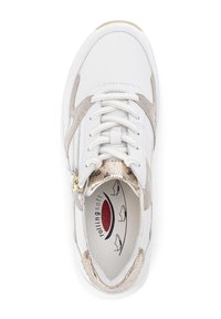 Weißer Sneaker mit beigen Wildleder-Akzenten und einem strukturierten goldenen Reißverschluss. Die Schuhe verfügen über runde Schnürsenkel, eine gepolsterte Innensohle und eine glatte Gummisohle.