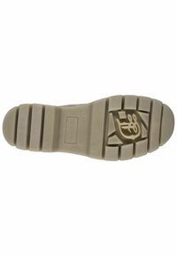 Sålen på en sko med et teksturert, beige gummimateriale. Har et mønster av slitbanen med fremtredende spor og en logo på hælområdet.