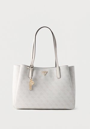 Witte Guess tote tas met dubbele schouderbanden, subtiel logo patroon en goudkleurige logo bedels hangend aan één band.