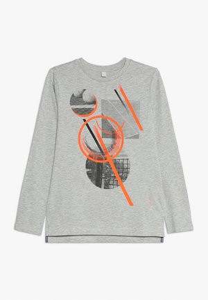 Jasnoszara koszula z długim rękawem z abstrakcyjnymi, czarno-pomarańczowymi geometrycznymi wzorami nadrukowanymi na przodzie, w tym koła i linie.