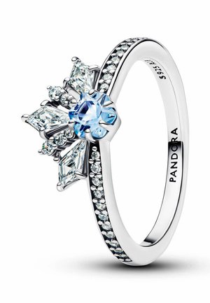 Bague en argent avec une pierre centrale bleu clair entourée de pierres claires. Elle présente un design en forme de feston et une bande lisse avec de petites accents.