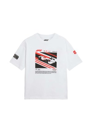 Hvid kortærmet T-shirt med grafik af en Formel 1-racerkører i sort, rød og hvid foran og logoer på begge ærmer.