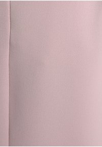 Tissu rose clair avec un tissage fin et texturé et une couture verticale sur le côté gauche.