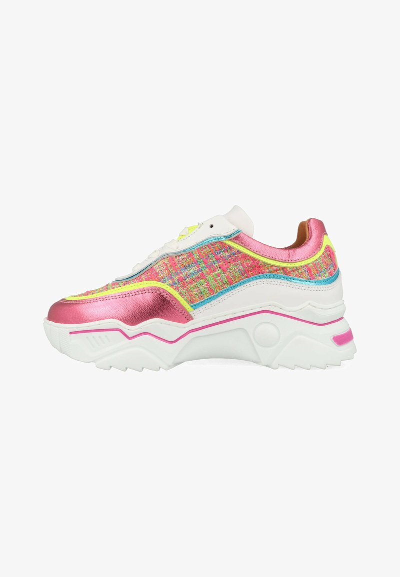 Chunky sneaker met een witte zool, metallic roze accenten en een multikleurige geweven textiel bovenkant. Beschikt over een veterontwerp en textuurdetails.