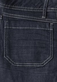 Jean en denim foncé avec une seule poche arrière, dotée de surpiqûres blanches contrastantes et d'une texture lisse et soyeuse.