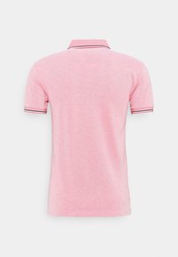 Polo pour homme à manches courtes, de couleur rose clair, avec bordure marine et blanche sur le col et les poignets, présenté de dos sur fond blanc.