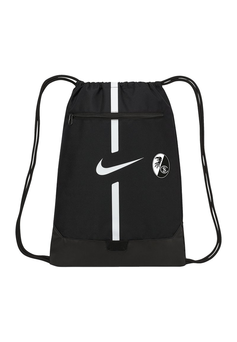 Zwarte rugzak met trekkoord, gemaakt van duurzaam materiaal, met een groot wit Nike-logo, een verticale witte streep en een voorzak met ritssluiting.