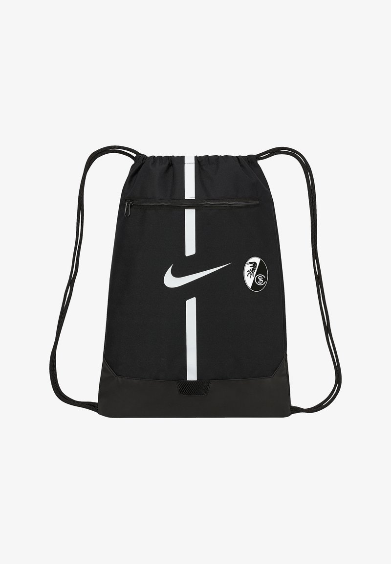 Sac à dos à cordon noir en tissu durable avec un grand logo blanc de Nike, une bande verticale blanche et une poche zippée à l'avant.