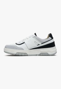 Witte sneaker met een combinatie van leer en suede, met zwarte accenten en een gestructureerde zool. Veters en een gewatteerde kraag verhogen het comfort.