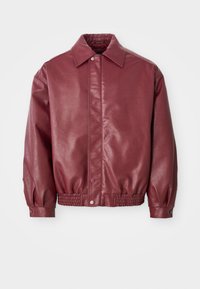 Bordeaux leren jack met een kraag, drukknoopsluiting, elastische taille en licht gepofte mouwen voor een relaxte pasvorm.