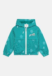 Τζελ μπουφάν παιδικό με κουκούλα, λευκές κάθετες ρίγες και σχέδια με ρακέτα τένις και μπάλα, φερμουάρ στο μπροστινό μέρος και κέντημα με το λογότυπο "Tennis Club" στο στήθος.