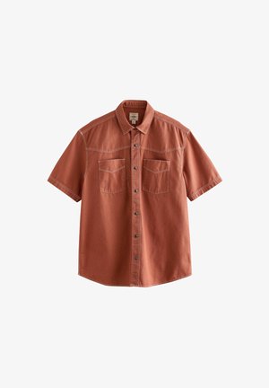 Koszula na krótki rękaw zapinana na guziki w kolorze rdzawego pomarańczu, z dwoma kieszeniami na piersi, kontrastowymi przeszyciami i luźnym krojem. Miękka tekstura tkaniny.