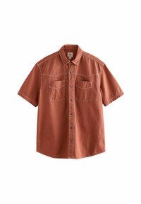 Chemise à manches courtes avec boutons, de couleur rouille, fabriquée en tissu texturé, dotée de deux poches poitrine et de coutures contrastées.
