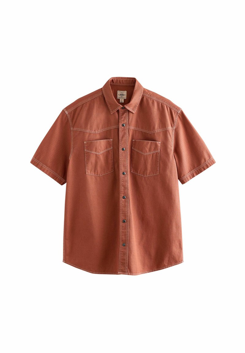Chemise à manches courtes avec boutons, de couleur rouille, fabriquée en tissu texturé, dotée de deux poches poitrine et de coutures contrastées.