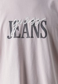 Guess Jeans TEE - Camiseta estampada - blush