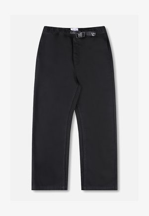 Fekete, egyenes szárú nadrág rugalmas derékpánttal és oldalsó csatbezárással, fehér háttéren.