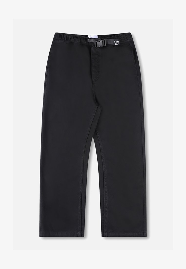 Crne hlače ravnog kroja s elastičnim pojasom i bočnim kopčanjem, prikazane na bijeloj pozadini.