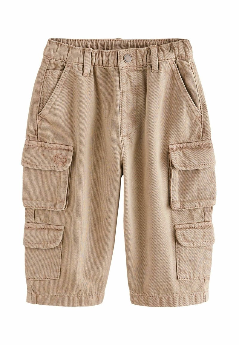Beige cargo shorts dengan waistband elastis, beberapa kantong samping, dan kain campuran katun yang tahan lama. Memiliki detail jahitan.