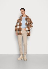 Tommy Hilfiger NEW CLASSIC STRAIGHT - Calças de ganga de perna direita - beige