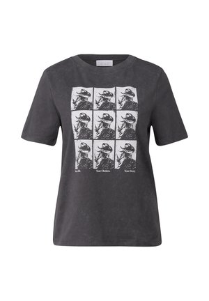 Schwarzes T-Shirt mit kurzen Ärmeln und einem grafischen Druck eines Charakters in einem Gittermuster, mit dem Text: "Dein Leben. Deine Entscheidungen. Deine Geschichte."