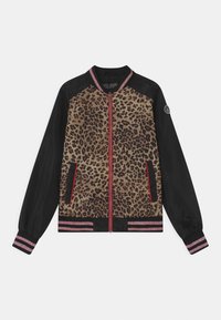 Mustapitkähihaisettakki, jossa on leopardi-printti etuosa, punainen vetoketju, vaaleanpunaiset raidalliset hihansuut ja helma sekä punaisilla reunoilla varustetut taskut.