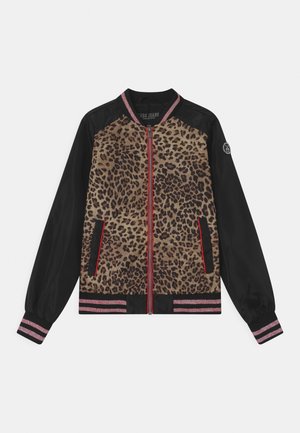 Schwarze Jacke mit langen Ärmeln und Leopardenmuster auf der Vorderseite, rotem Reißverschluss, pink gestreiften Bündchen und Saum sowie Taschen mit rotem Trim.