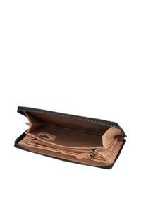 Cartera marrón abierta con textura de corcho y cremallera negra, que muestra múltiples compartimentos y un pequeño bolsillo con cremallera en el interior.