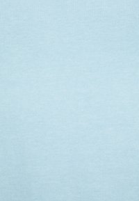Tela de algodón de color azul claro con una textura suave, que presenta una superficie uniforme sin patrones ni detalles notorios.