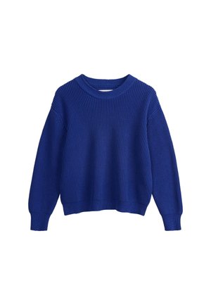 Blauwe gebreide trui met een ronde halslijn, verslagen schouders, geribbelde manchetten en zoom, met een gestructureerd patroon door het hele stuk.