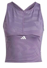 Lilla atletisk crop top med et tekstureret mønster, v-hals design og hvide adidas logo. Fremstillet af strækbart, åndbart materiale.