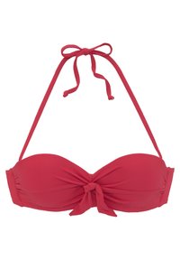 Rød bikinitopp med strukturert stoff, har detaljer med knute foran, justerbare halterneck-bånd og en polstret design for støtte.