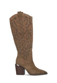 Bota de ante marrón hasta la rodilla con punta afilada, adornada con tachuelas de metal en un patrón geométrico. Cuenta con un tacón de madera grueso.