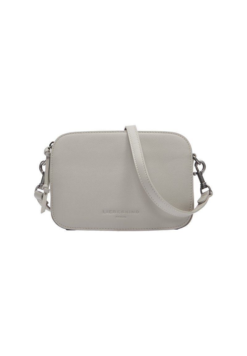 Hellgraue Leder-Crossbody-Tasche mit rechteckiger Form, glatter Textur, verstellbarem Trageriemen und eingeprägtem Logo auf der Vorderseite.