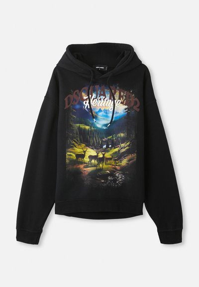 Hoodie nero con grafica a tema naturale che presenta cervi e montagne. Cappuccio con lacci, maniche lunghe e vestibilità rilassata. Tessuto in morbido cotone.