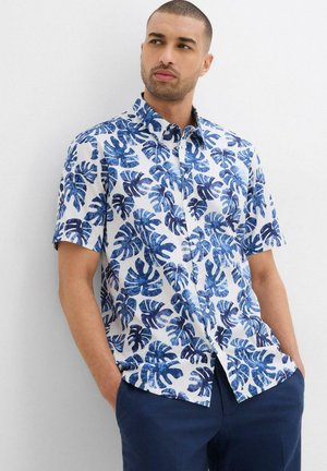 Chemise à manches courtes à boutons, blanche avec un motif de feuilles tropicales bleues. Matériau en coton, col classique et coupe décontractée.