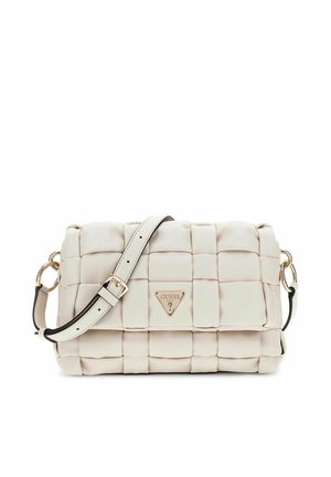 Hellbeige, gesteppte Handtasche mit goldenen Beschlägen, verstellbarem Tragegurt und einem dreieckigen Logo-Design. Strukturierte, weiche Oberfläche.