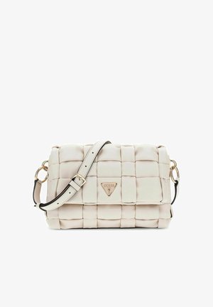 Borsa a tracolla trapuntata color beige chiaro con dettagli in oro, tracolla regolabile e un accento con logo triangolare. Superficie morbida e testurizzata.