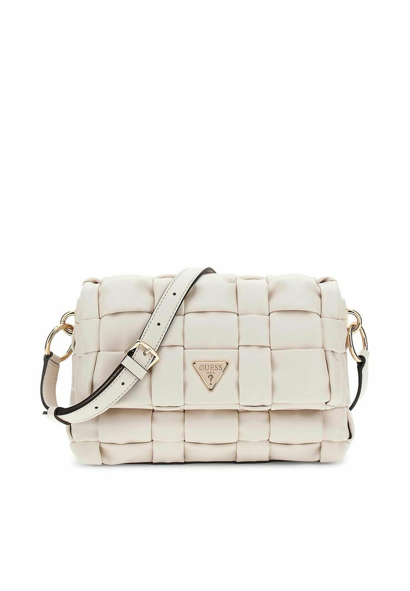 Borsa a tracolla trapuntata color beige chiaro con dettagli in oro, tracolla regolabile e un accento con logo triangolare. Superficie morbida e testurizzata.