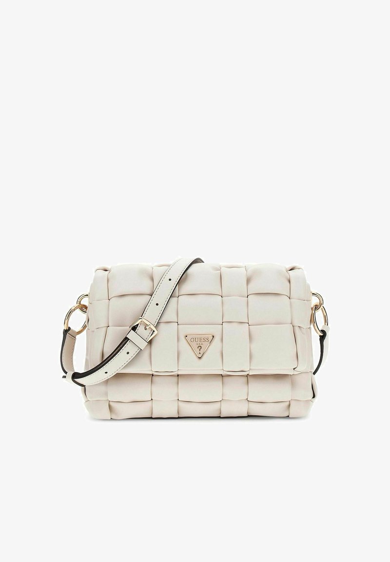 Borsa a tracolla trapuntata color beige chiaro con dettagli in oro, tracolla regolabile e un accento con logo triangolare. Superficie morbida e testurizzata.