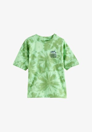 Zaļš tie-dye t-krekls ar īsām piedurknēm, ar apaļu kakla izgriezumu un mazu izšūtu haizivju dizainu ar tekstu "Forši vibrācijas".