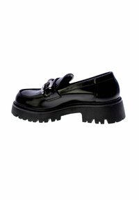 Mocassino nero con suola spessa in gomma, in pelle lucida, decorato con una fibbia e suola a gommini, vista laterale su sfondo bianco.