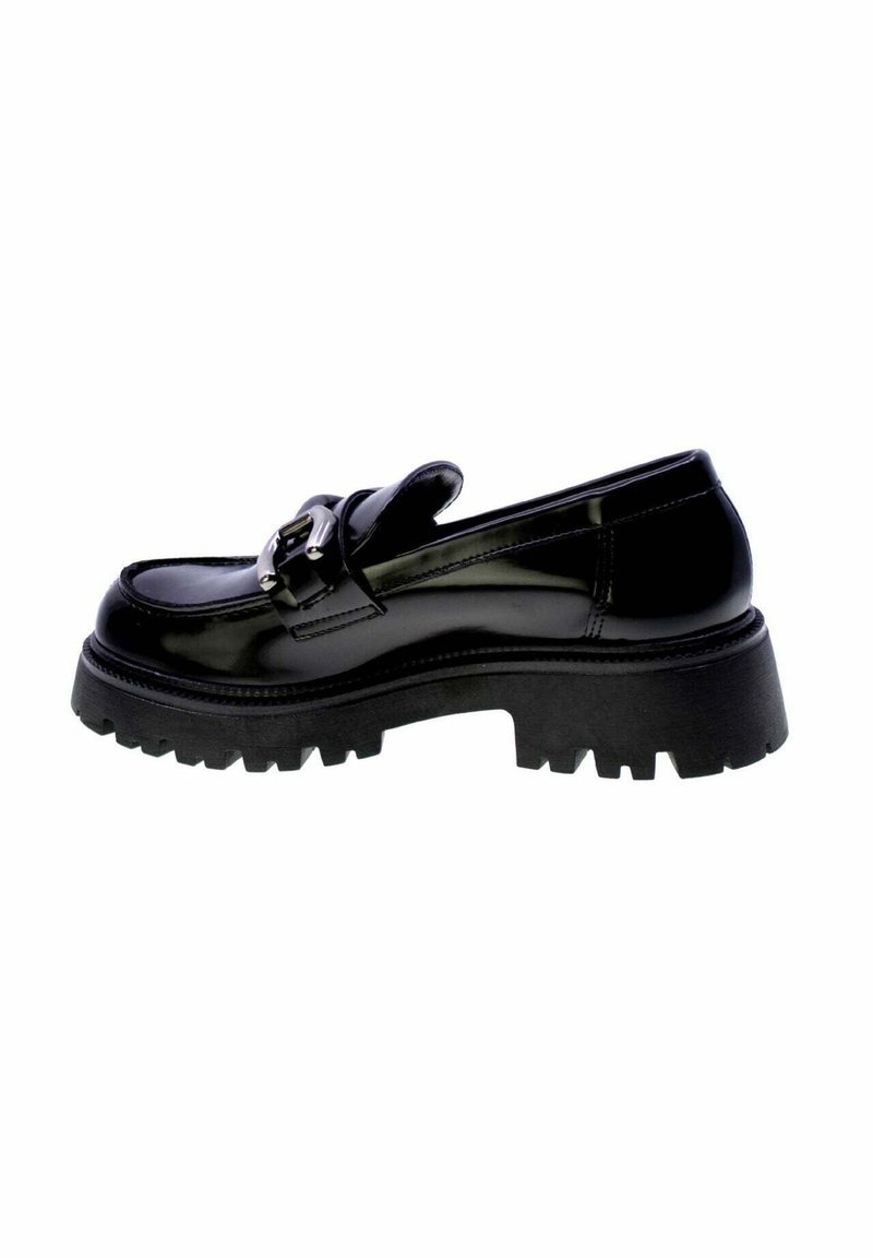 Mocassino nero con suola spessa in gomma, in pelle lucida, decorato con una fibbia e suola a gommini, vista laterale su sfondo bianco.