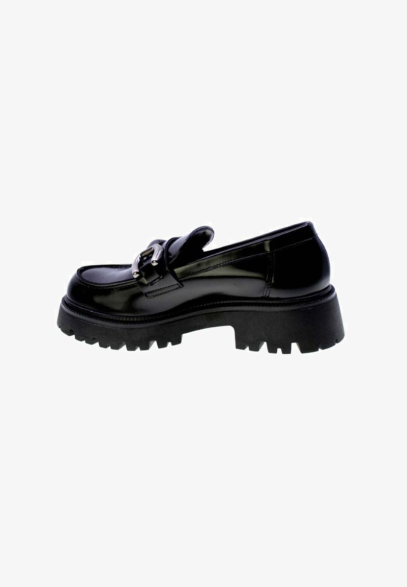 Loafer noir à semelle épaisse, en cuir brillant, avec une boucle décorative et une semelle en caoutchouc crantée, vue de côté sur fond blanc.