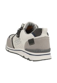 Baskets de sport grises et blanches avec une finition texturée, un laçage, des sections en mesh et une semelle en caoutchouc avec des accents bleus.
