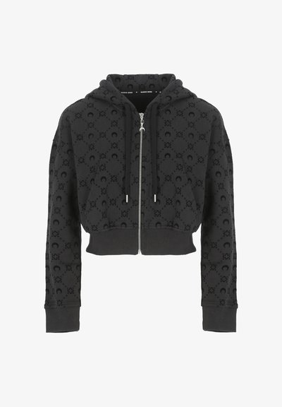 Felpa nera accorciata con tessuto testurizzato e un motivo sottile, chiusura frontale con zip, cappuccio con cordino e polsini a costine.