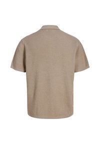 Polo en maille beige à manches courtes avec tissu texturé, vu de dos sur un fond blanc uni.
