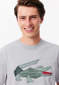 Lacoste Camiseta estampada - gris chine cca