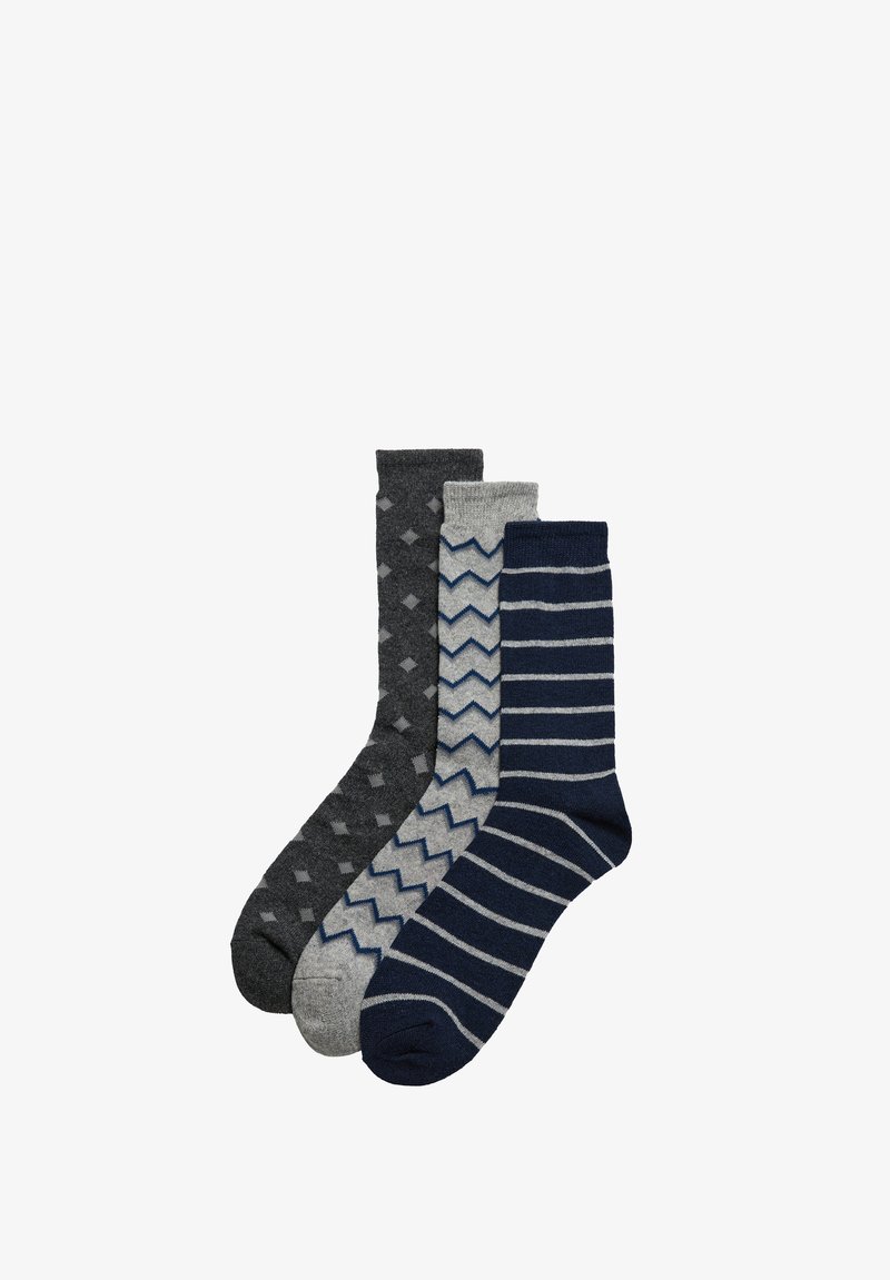 Tres pares de calcetines: un par gris oscuro con un patrón de diamantes, un par gris claro con diseño de chevron y un par azul marino con rayas horizontales.